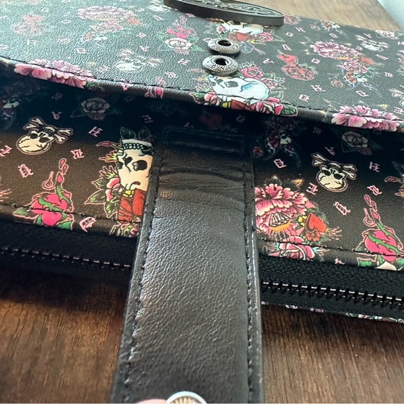 Ed Hardy Black Wallet Wristlet with Skull & Flower Design Front Phone Holder NWT - Picture 6 of 8